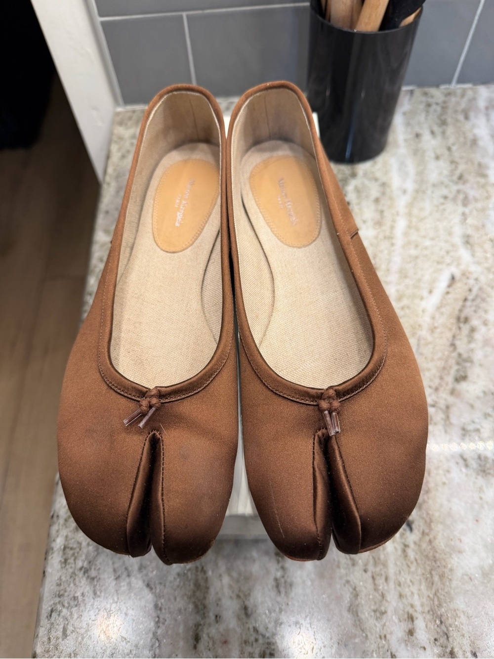 Maison Margiela brown satin ballerina tabi flats - Picture 3 of 7